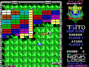 Bonus dans Arkanoid Revenge of Doh sur DOS avec une capsule qui tombe vers la raquette